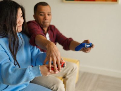 Pourquoi il y a une couleur orange clignotante sur ma manette PS4